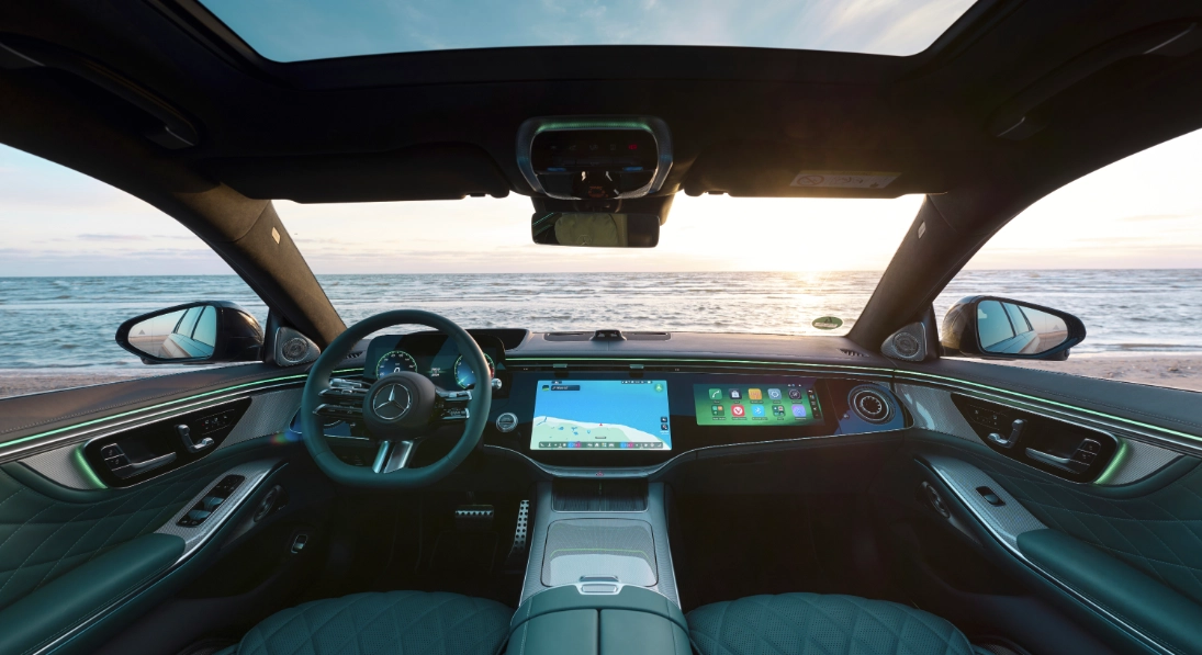 mercedes classe s 2026 plancia mbux superscreen display centrale mb.os illuminazione atmosfera verde