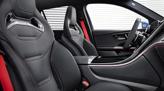 Mercedes-AMG GLC 53 4MATIC+ sedili AMG Performance con cinture rosse