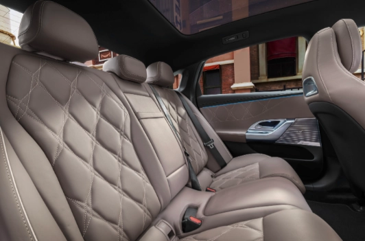 Interni nuova Mercedes Classe C elettrica sedili anteriori premium vegan leather