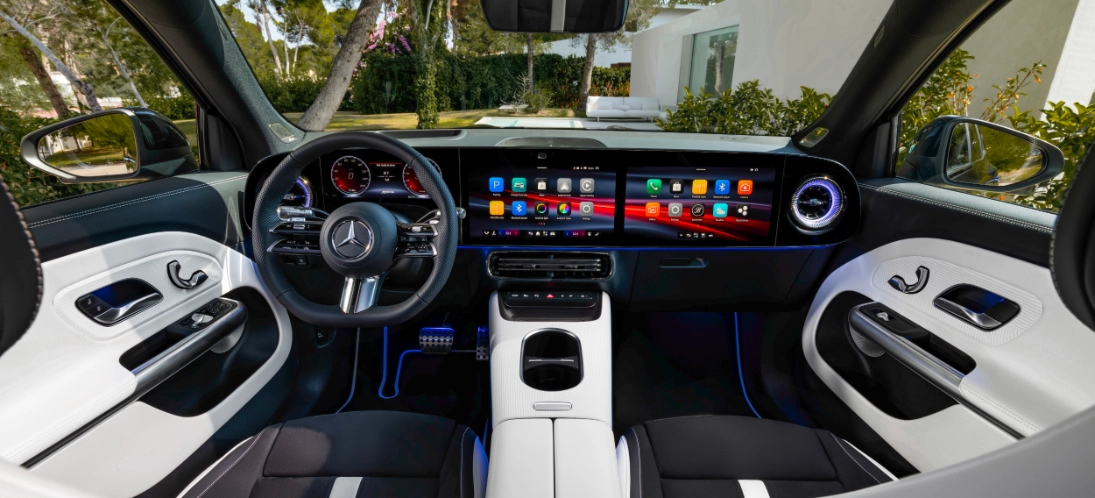 Mercedes GLB 2026 plancia MBUX doppio display MB.OS intelligenza artificiale illuminazione blu