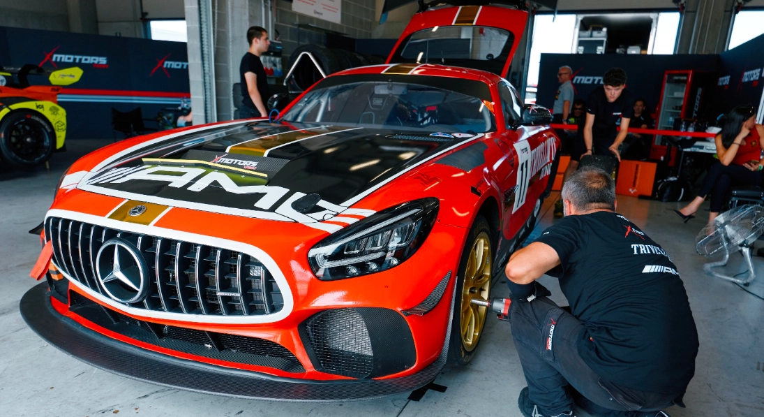 I meccanici di Xmotors Trivellato Racing al lavoro sulla Mercedes-AMG GT4 numero 11 nel paddock durante il Campionato Italiano GT4 Italy Series 2026