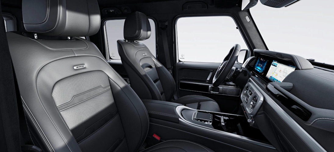 Sedili anteriori della Mercedes-AMG G 63 in pelle nappa nera con badge AMG sullo schienale