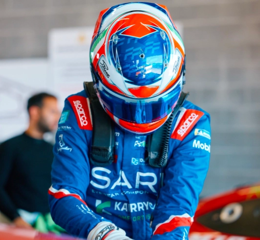 Pilota con casco Sparco integrale nei box durante il Campionato Italiano GT4 Italy Series 2026