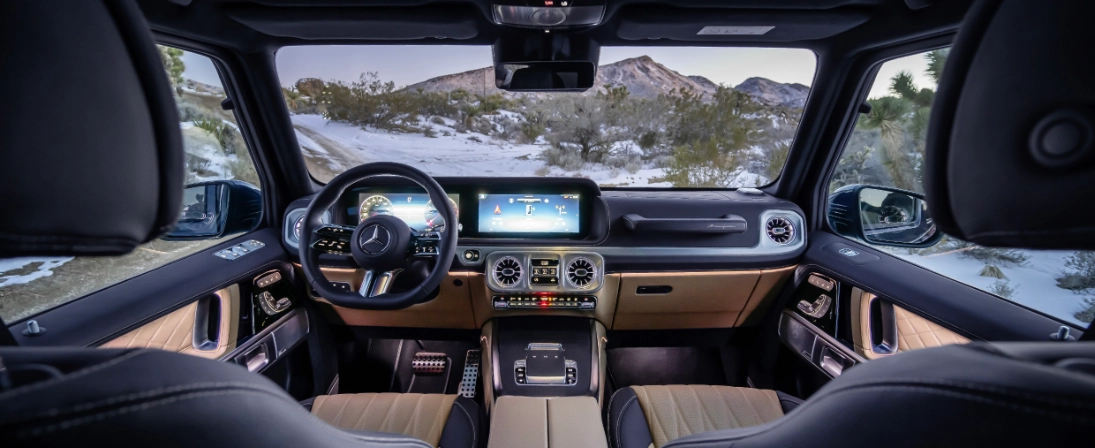 Plancia della Mercedes Classe G con display MBUX, bocchette circolari e luci ambient