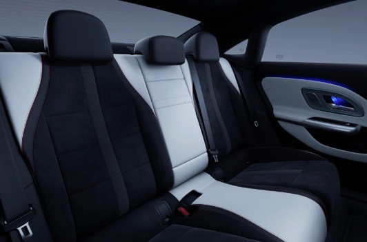 Interni nuova Mercedes CLA Coupé 2025 sedili posteriori qualità materiali abitacolo premium