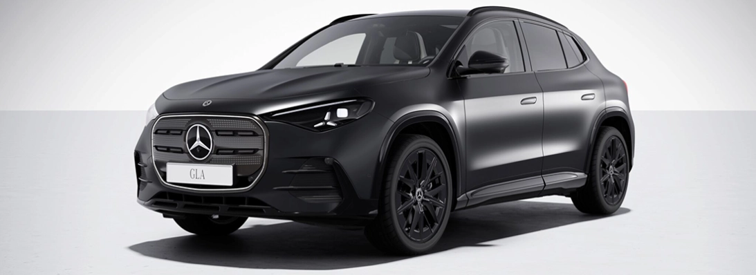 Nuova Mercedes GLA 2026 elettrica Night Edition nera opaca con cerchi neri, vista tre quarti anteriore