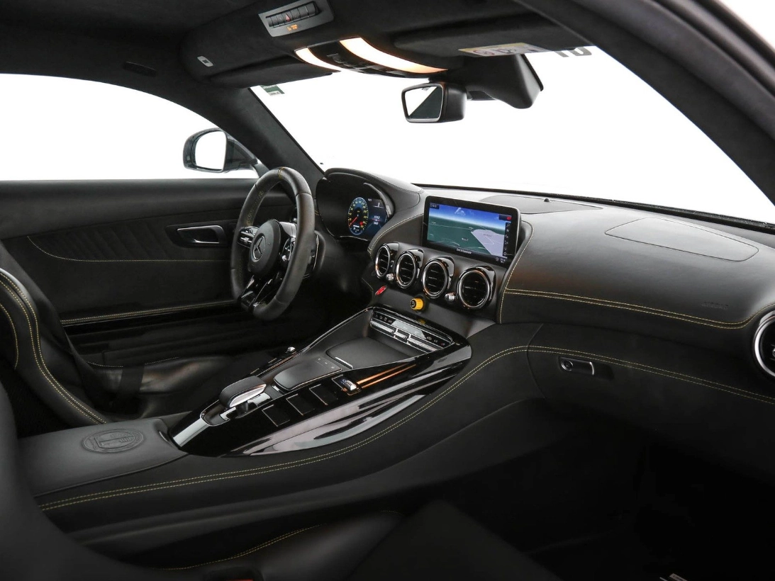 Mercedes-AMG GT R PRO, plancia e tunnel centrale