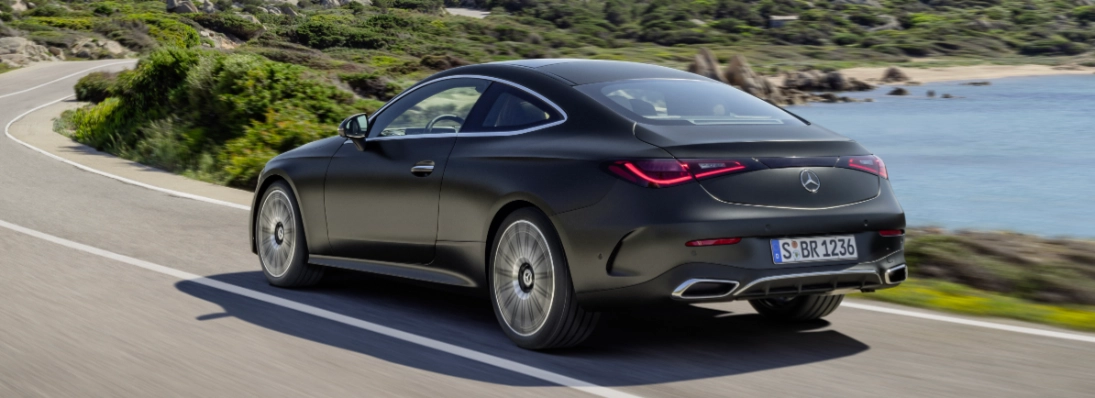mercedes cle coupé nero opaco posteriore tre quarti in marcia costa mare