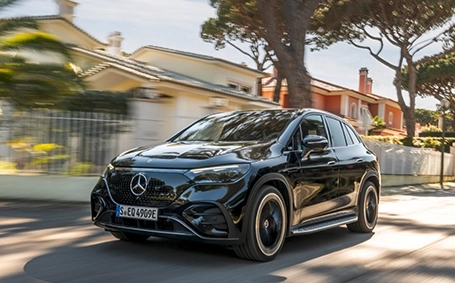Mercedes eqe suv ricarica in movimento