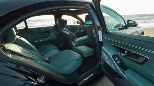 mercedes classe s 2026 interni manufaktur verde pelle nappa sedili anteriori porta aperta