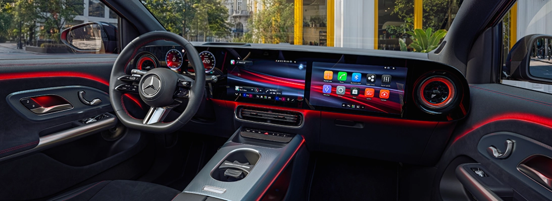 Interni nuova Mercedes GLA 2026, plancia con display MBUX, volante multifunzione e luci ambientali rosse