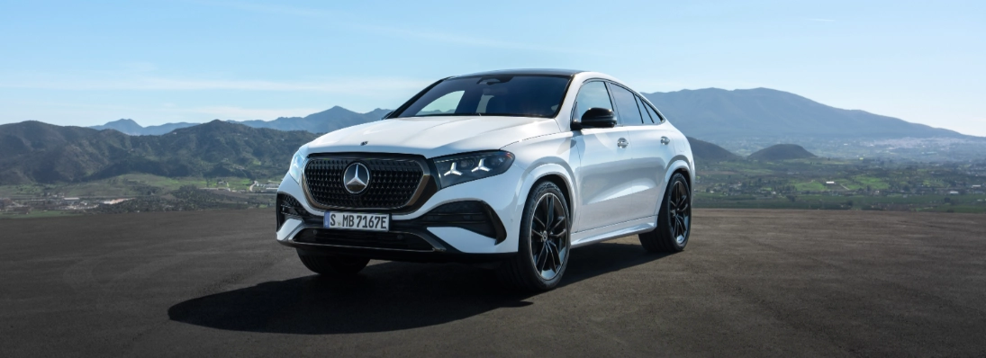 Mercedes GLE Coupé bianca vista di tre quarti anteriore, con mascherina diamantata e cerchi neri