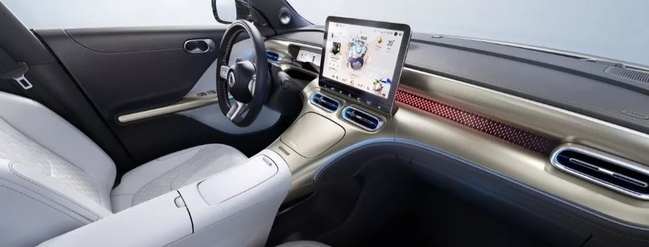 smart suv elettrico bianco laterale