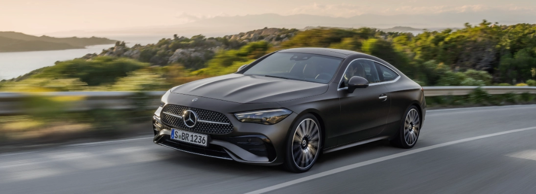 mercedes cle coupé grigio opaco frontale tre quarti in marcia strada panoramica