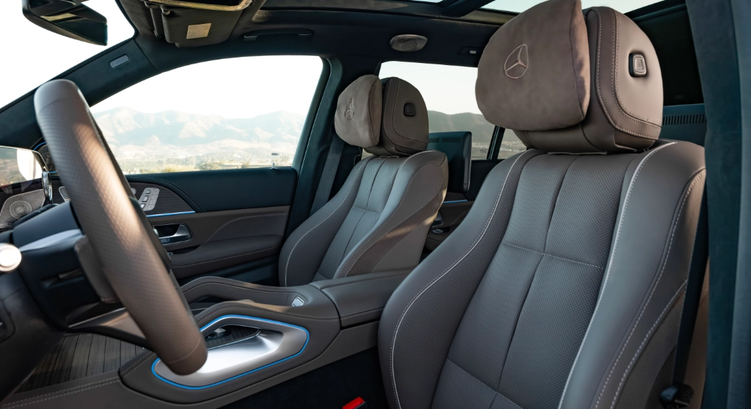 Sedili anteriori della Mercedes GLS con poggiatesta ricamati e tetto panoramico