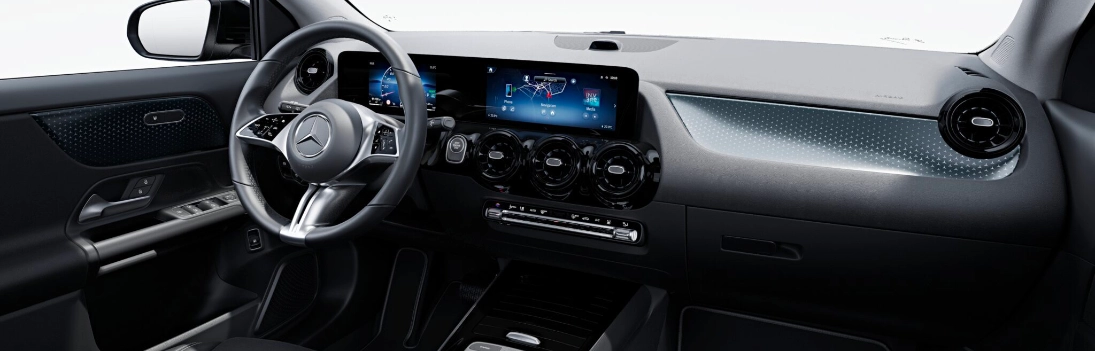 Interni Mercedes GLA plancia MBUX doppio display strumentazione infotainment