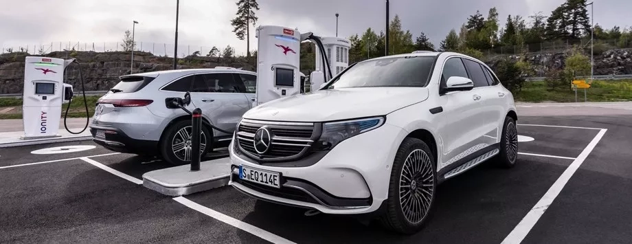 mercedes eqc bianca e grigia pit stop ricarica