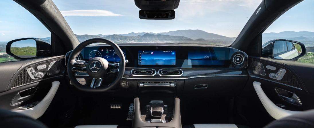 Plancia di Mercedes GLE Coupé con volante multifunzione e display MBUX affiancati