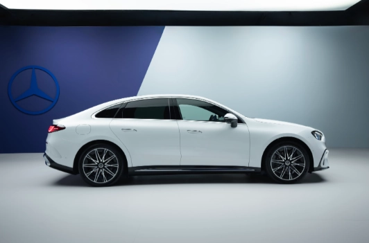 Nuova Mercedes Classe C berlina elettrica profilo laterale design coupé