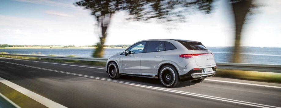Mercedes EQE SUV in movimento