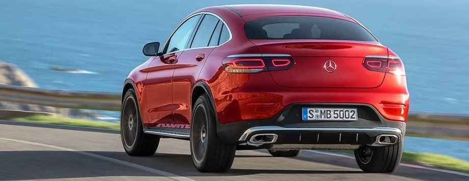 mercedes glc coupe rossa vista posteriore