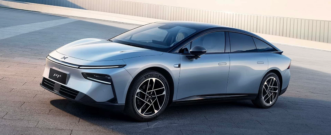 XPENG P7+ grigia vista di tre quarti anteriore, fastback elettrica