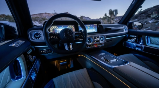 Posto di guida della Mercedes Classe G con volante multifunzione e strumentazione digitale