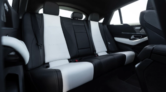 Divano posteriore a tre posti di Mercedes GLE Coupé in pelle bicolore