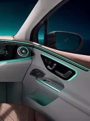 nuova eqe suv 2023 interni tecnologia