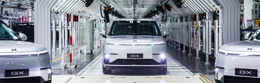 Interni XPENG Robotaxi con sedili comfort gravity privacy glass e schermi posteriori