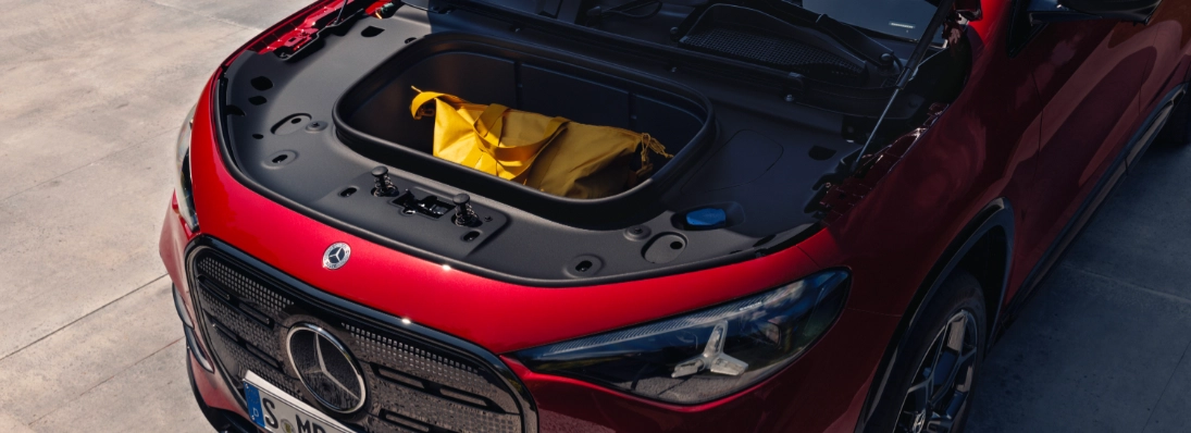 Frunk anteriore da 107 litri della nuova Mercedes GLA 2026 elettrica con borsa da viaggio