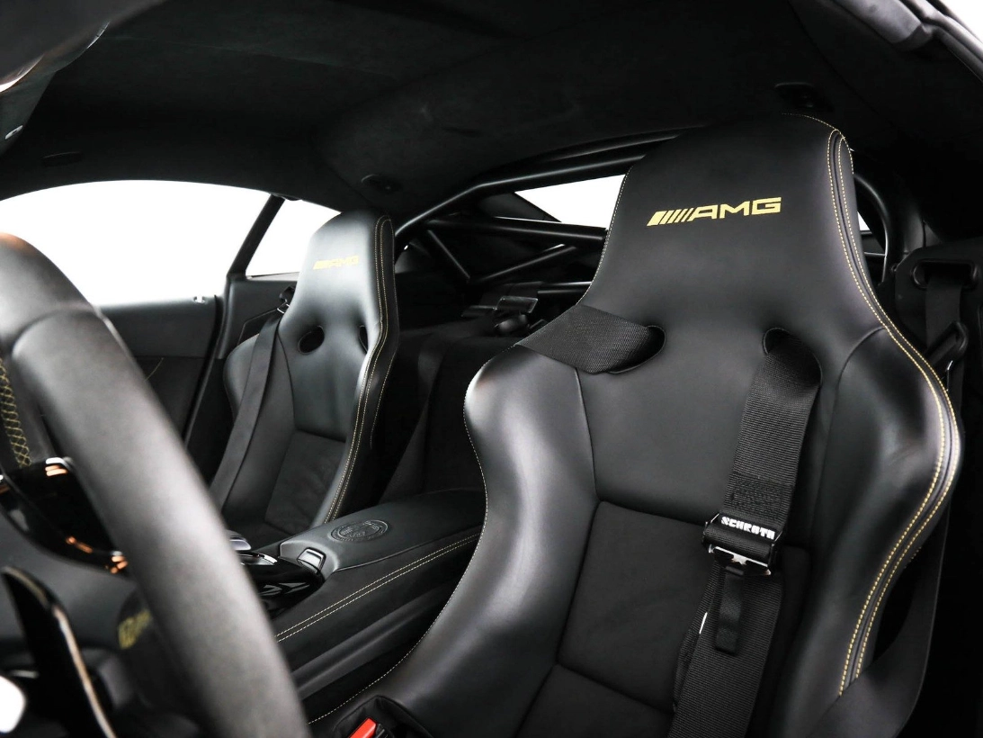 Mercedes-AMG GT R PRO, sedile AMG con cinture Schroth