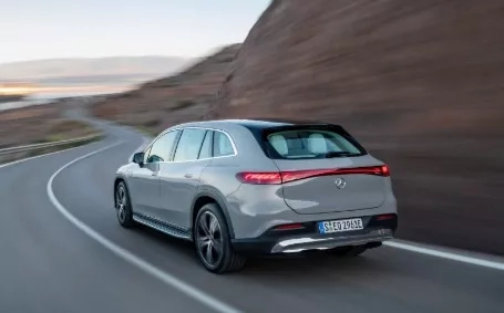 nuova eqs suv grigia vista posteriore