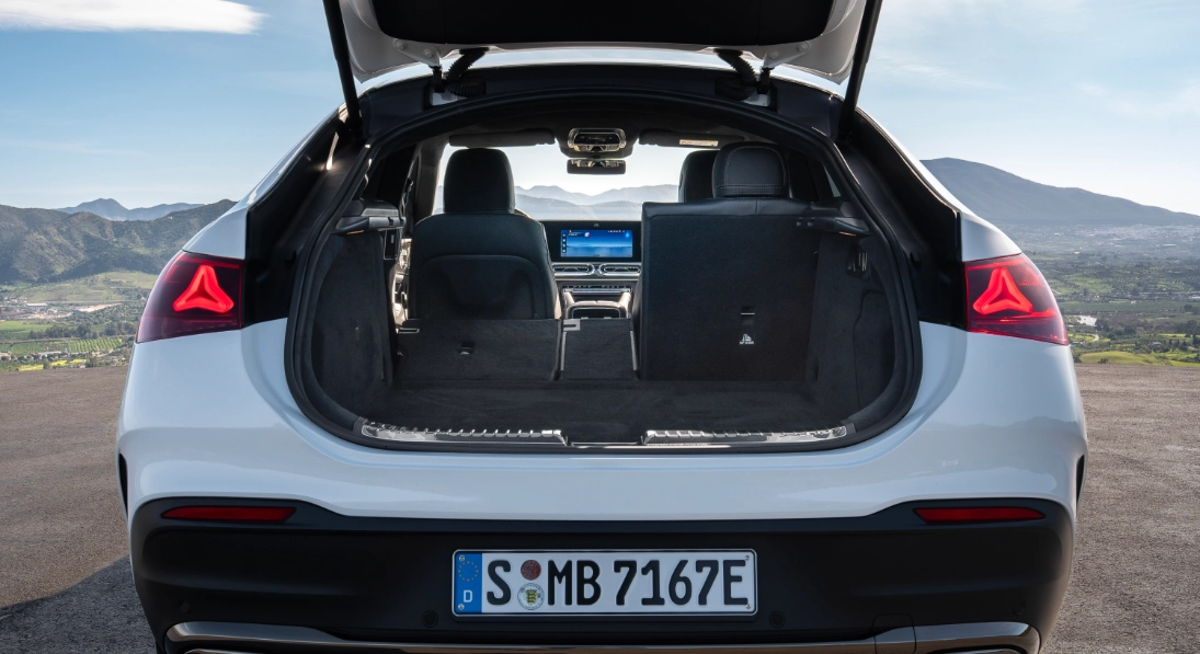 Bagagliaio di Mercedes GLE Coupé con portellone aperto e schienale posteriore parzialmente abbattuto