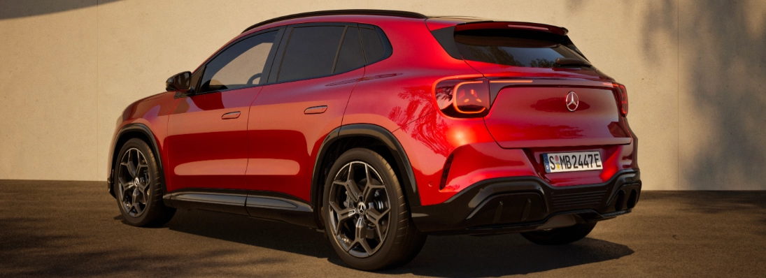 Nuova Mercedes GLA 2026 elettrica vista tre quarti posteriore con fanali LED e cerchi da 20 pollici