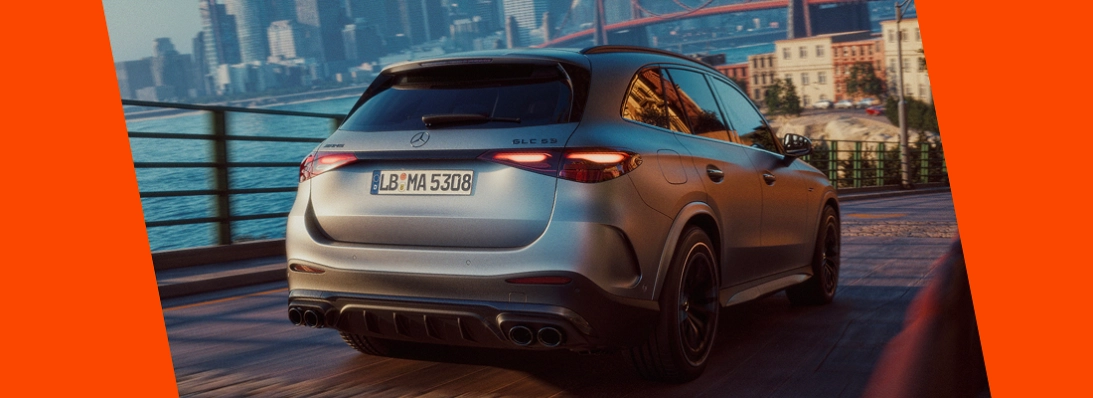 Mercedes-AMG GLC 53 4MATIC+ SUV vista posteriore in movimento con diffusore AMG e quattro terminali di scarico