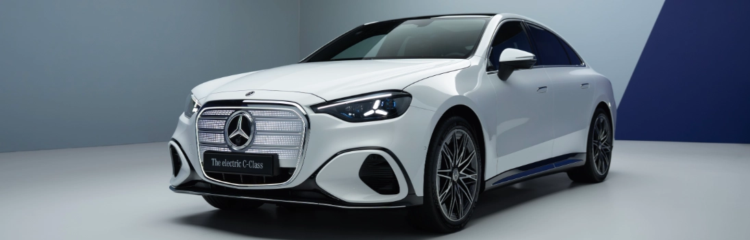 Nuova Mercedes Classe C berlina elettrica 2026 frontale griglia iconica