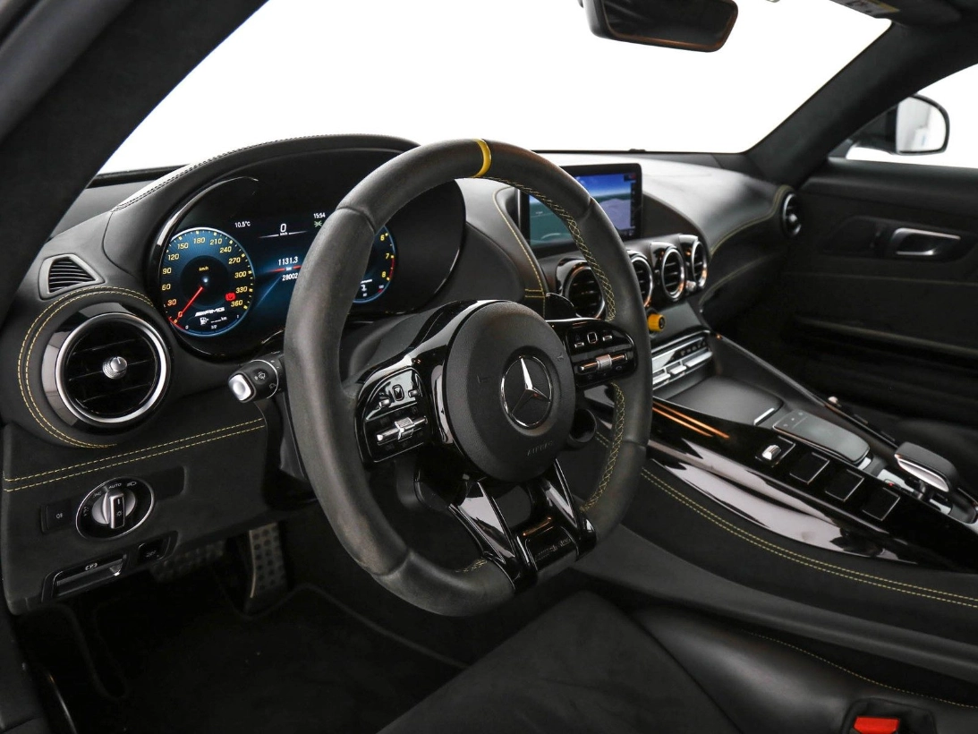 Mercedes-AMG GT R PRO, posto guida con volante in microfibra