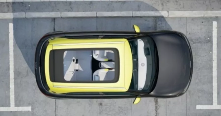 nuova smart #1 pro plus nera e gialla vista dall'alto tettuccio panoramico halo roof