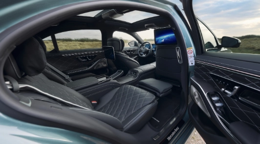 mercedes classe s 2026 sedili anteriori interni pelle nappa trapuntata porta aperta