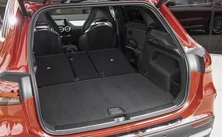 mercedes gla 35 amg interni bagagliaio