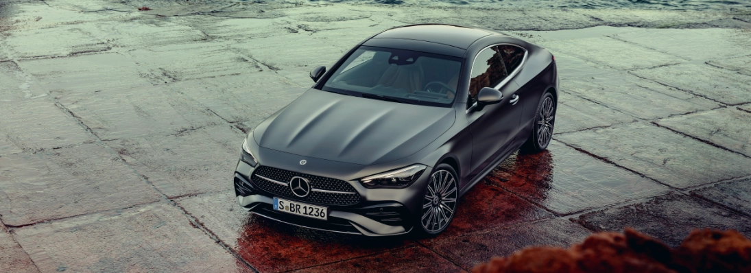 mercedes cle 300 e tecnologia ibrida eq coupé grigio opaco vista dall alto frontale