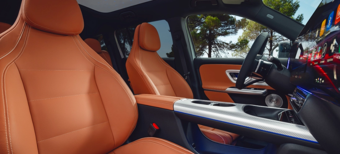 Mercedes GLB 2026 interni sedili pelle cognac abitacolo premium MBUX