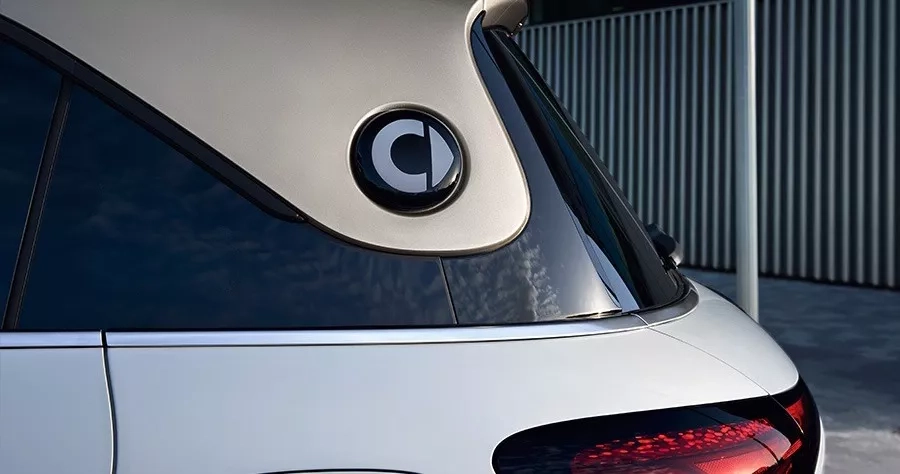 nuova smart suv elettrico dettaglio logo posteriore