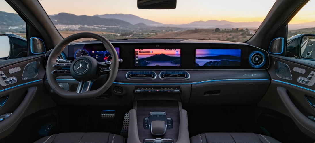 Plancia della Mercedes GLS con MBUX Superscreen e tre display da 12,3 pollici