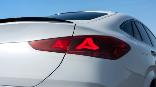 Faro posteriore di Mercedes GLE Coupé inserito nel portellone, con lunotto inclinato
