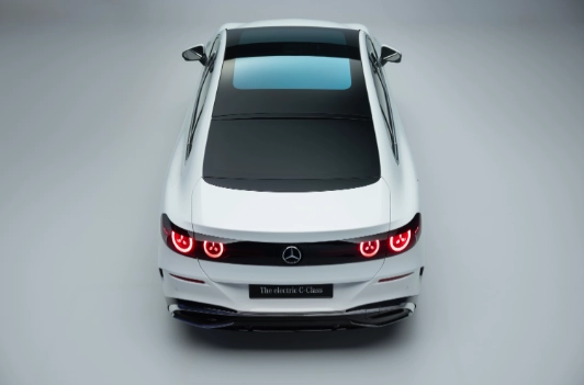 Nuova Mercedes Classe C elettrica 2026 fari posteriori design stella