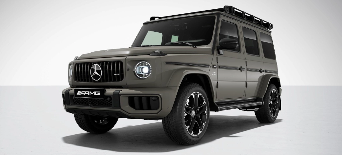 Mercedes-AMG G 63 vista di tre quarti anteriore con calandra Panamericana e badge V8 biturbo