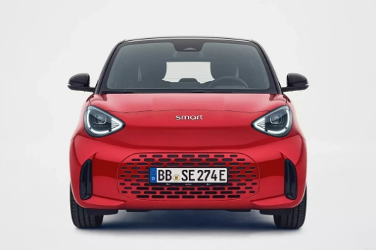 smart #2 frontale con fari LED e calandra
