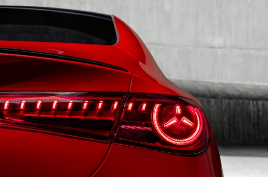 Nuova Mercedes CLA Coupé ibrida 2025 retro